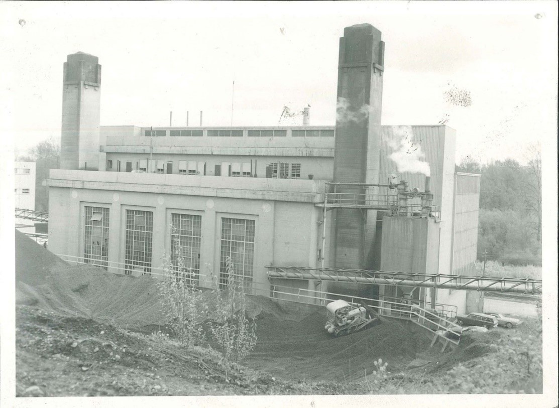 A large boiler plant, still in operation today, generates the steam that travels between buildings through “tunnels”. Coal was historically used to power this facility. Today, it primarily uses natural gas. 