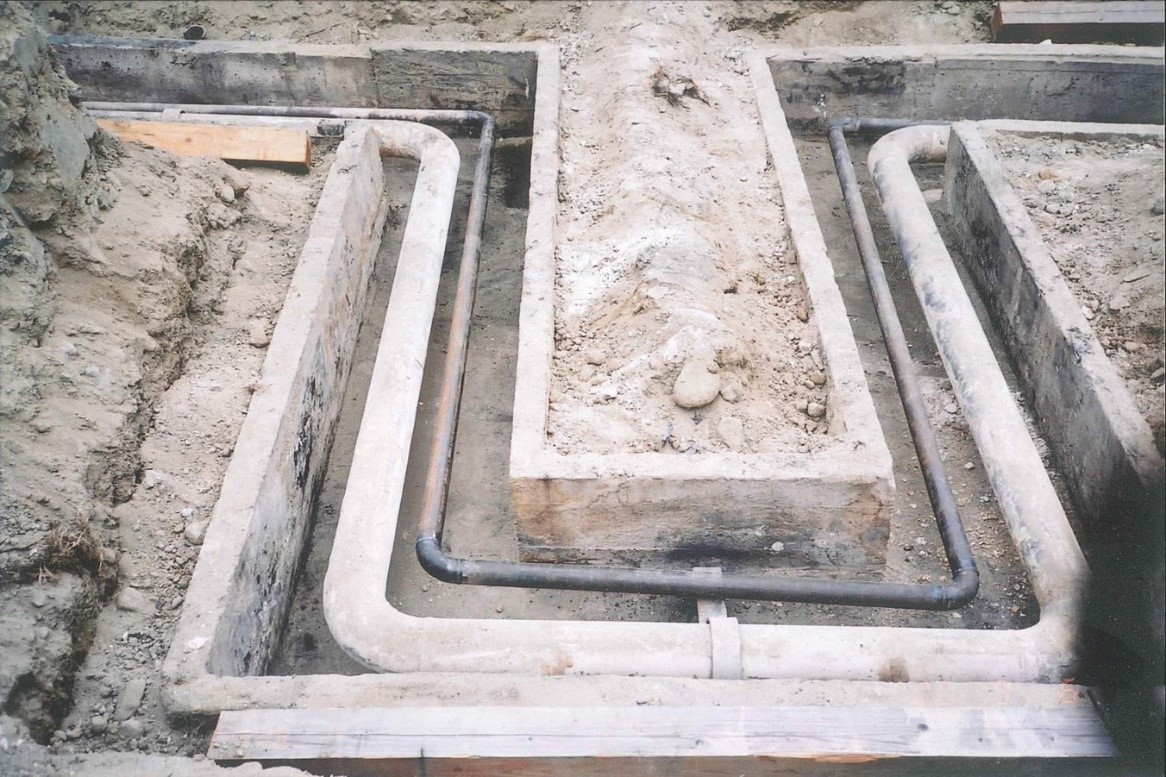 Steam lines and returning condensates pipes laid in a u-shape to manage contraction and expansion. 