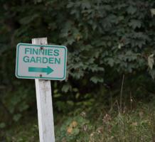 Sign with arrow pointing right to Finnies`s Garden